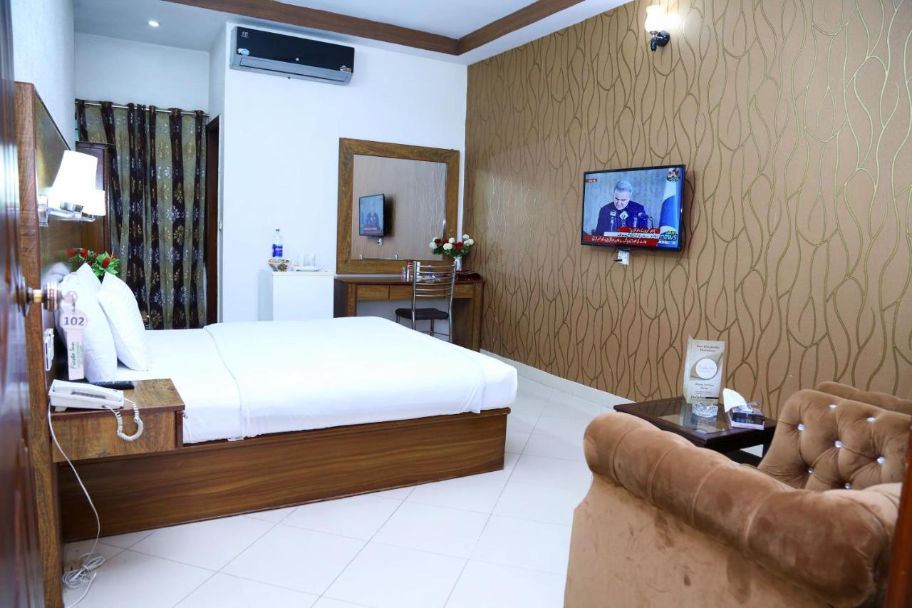 Fiesta Inn Hotel & Resorts Мултан Экстерьер фото