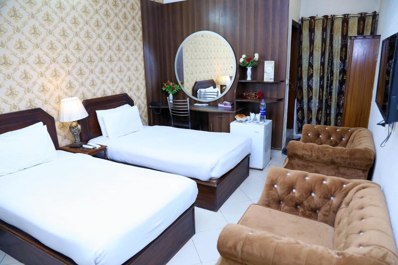 Fiesta Inn Hotel & Resorts Мултан Экстерьер фото