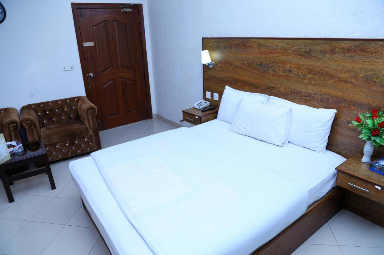 Fiesta Inn Hotel & Resorts Мултан Экстерьер фото