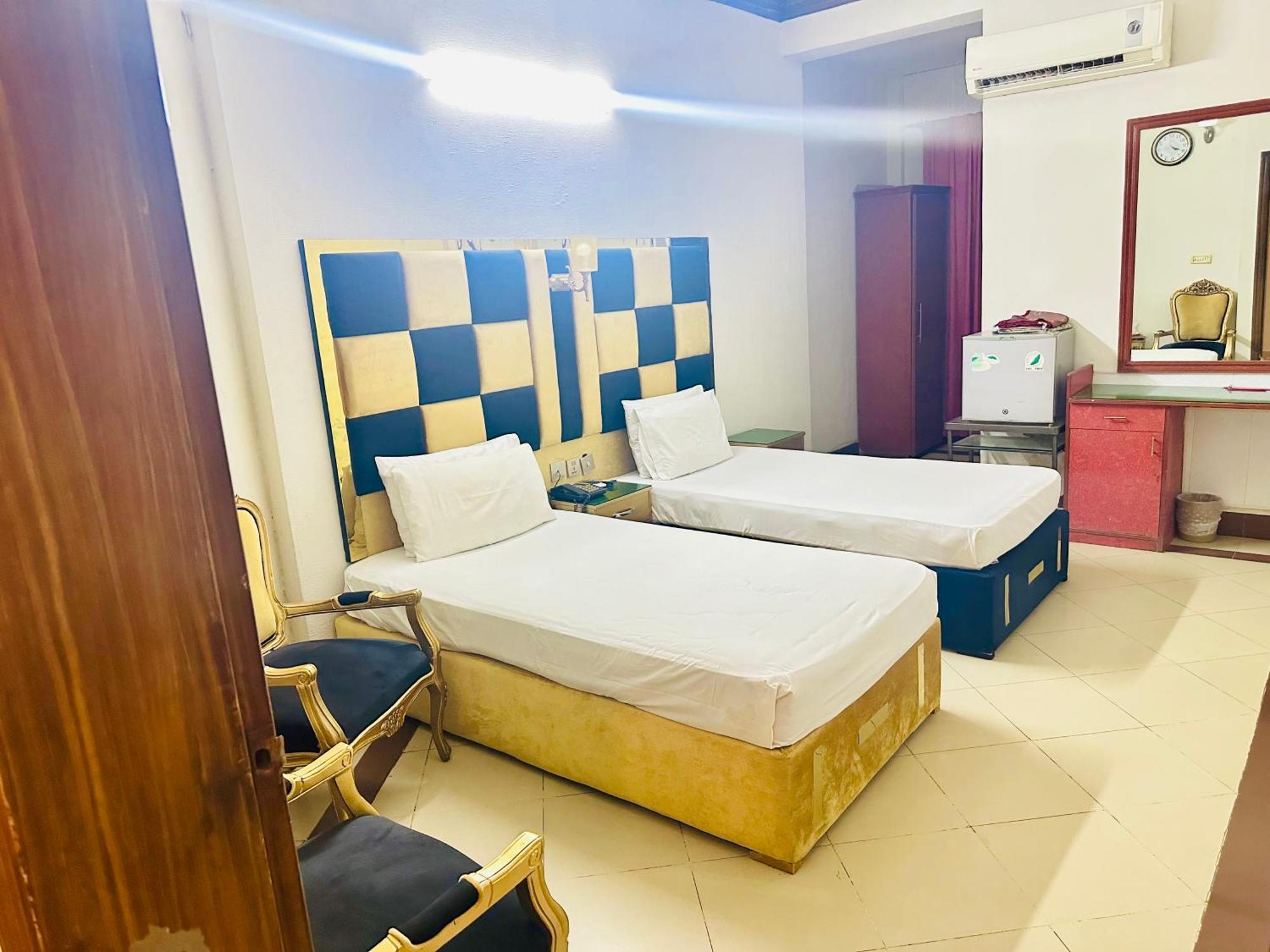Fiesta Inn Hotel & Resorts Мултан Экстерьер фото