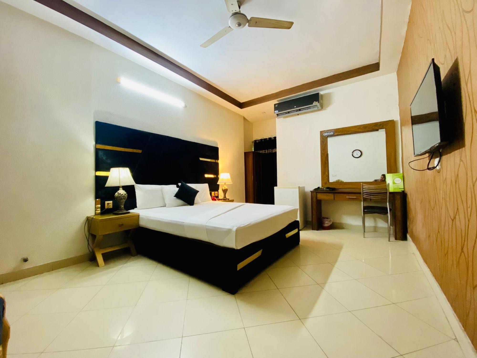 Fiesta Inn Hotel & Resorts Мултан Экстерьер фото