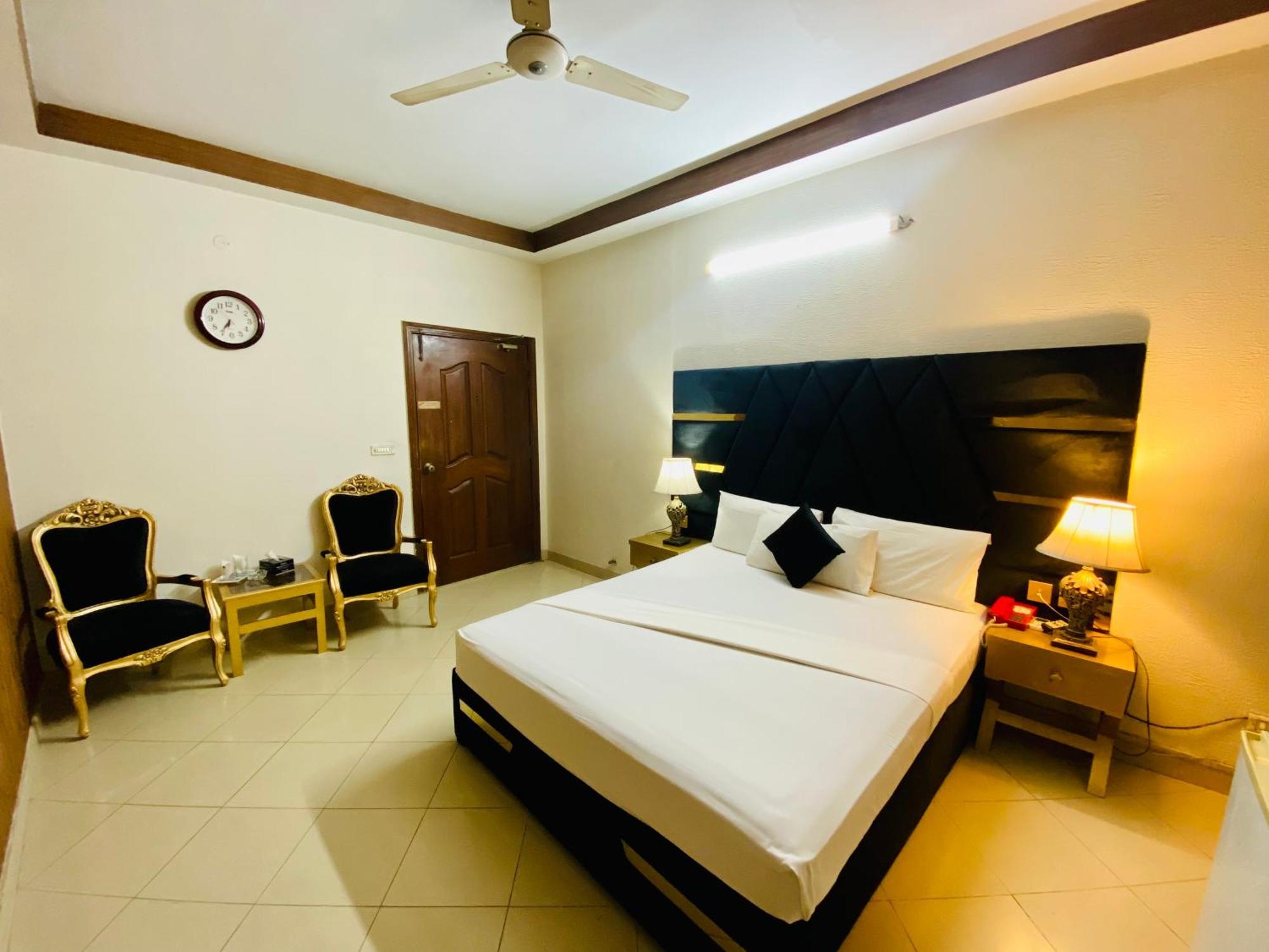 Fiesta Inn Hotel & Resorts Мултан Экстерьер фото