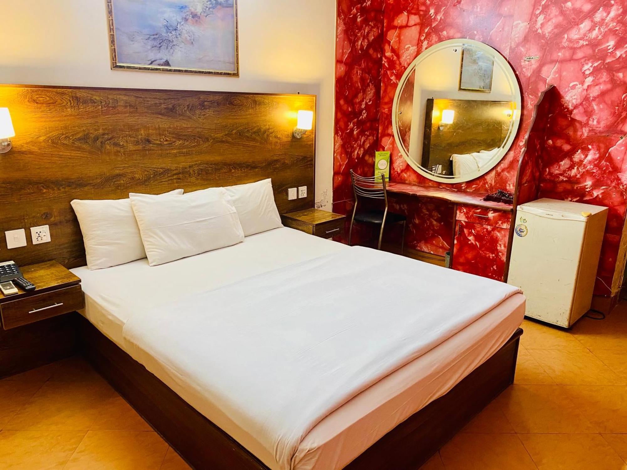 Fiesta Inn Hotel & Resorts Мултан Экстерьер фото