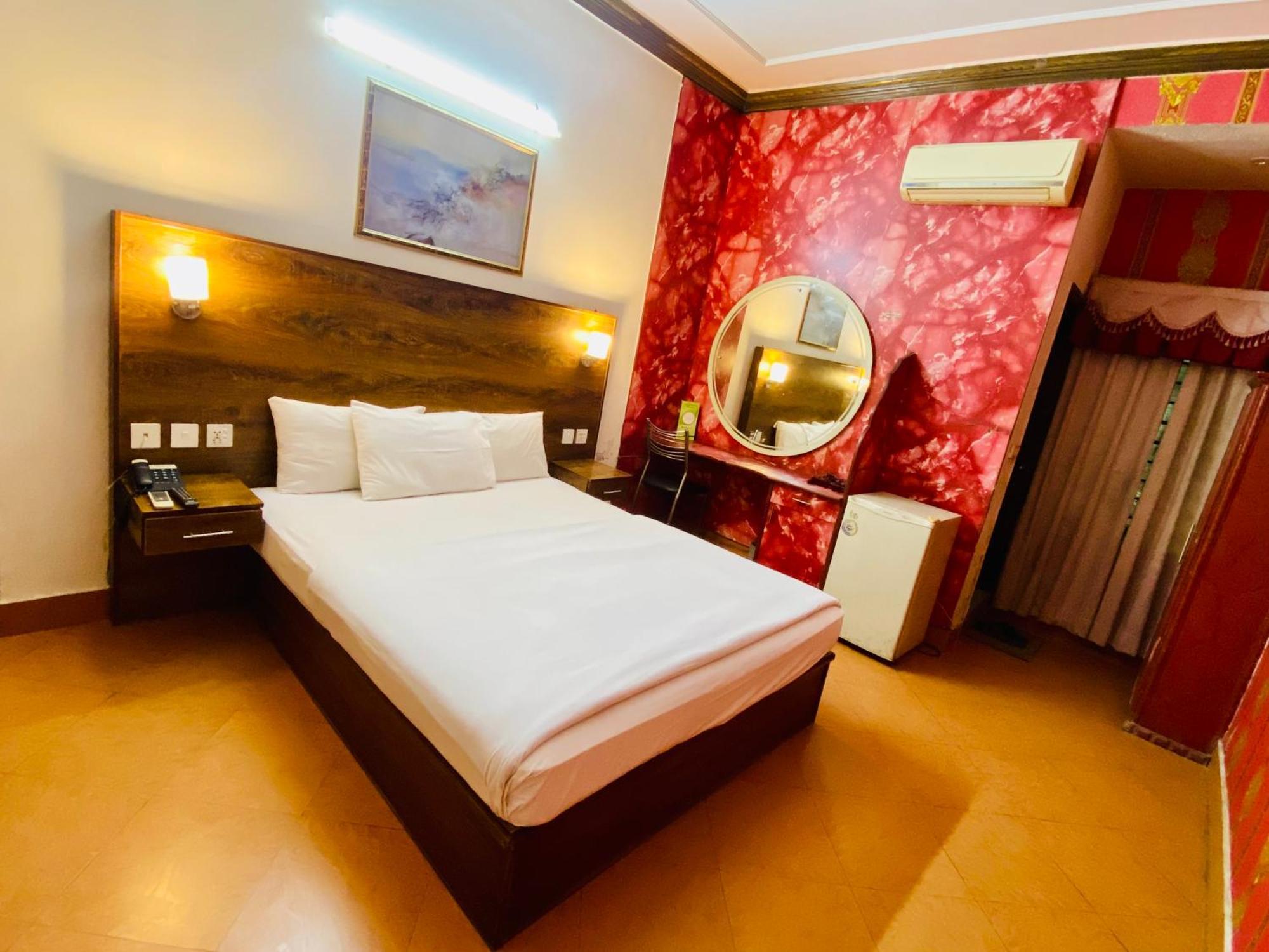 Fiesta Inn Hotel & Resorts Мултан Экстерьер фото