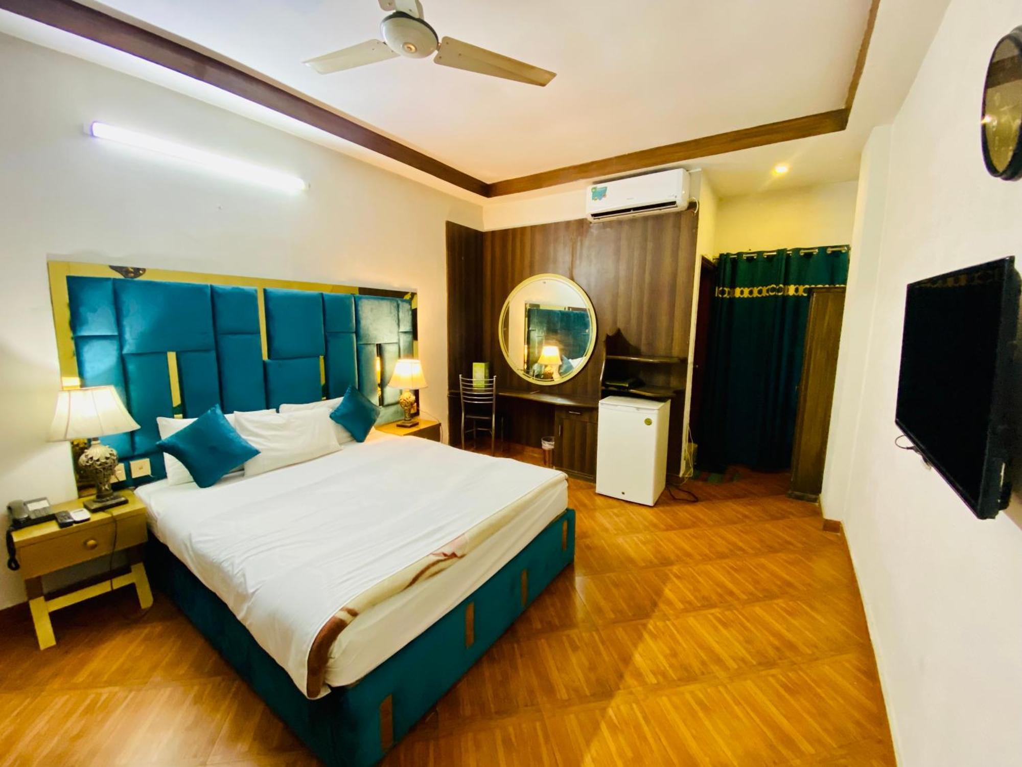 Fiesta Inn Hotel & Resorts Мултан Экстерьер фото