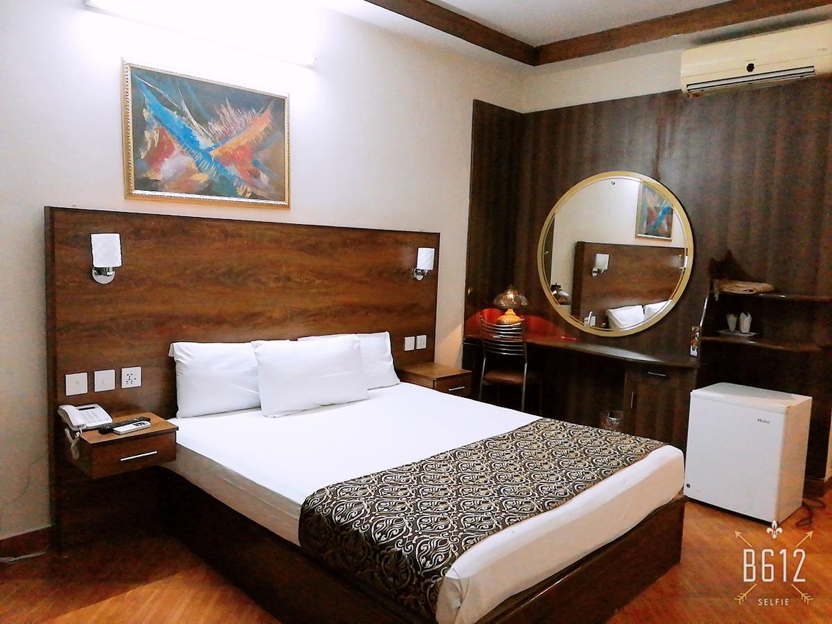Fiesta Inn Hotel & Resorts Мултан Экстерьер фото