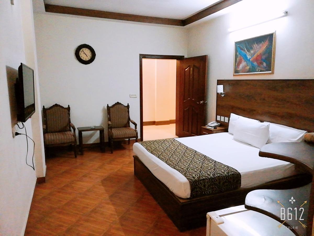 Fiesta Inn Hotel & Resorts Мултан Экстерьер фото