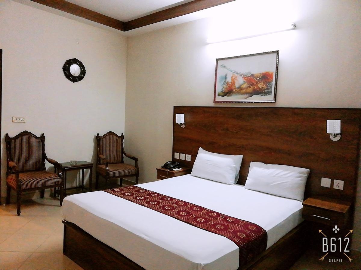Fiesta Inn Hotel & Resorts Мултан Экстерьер фото